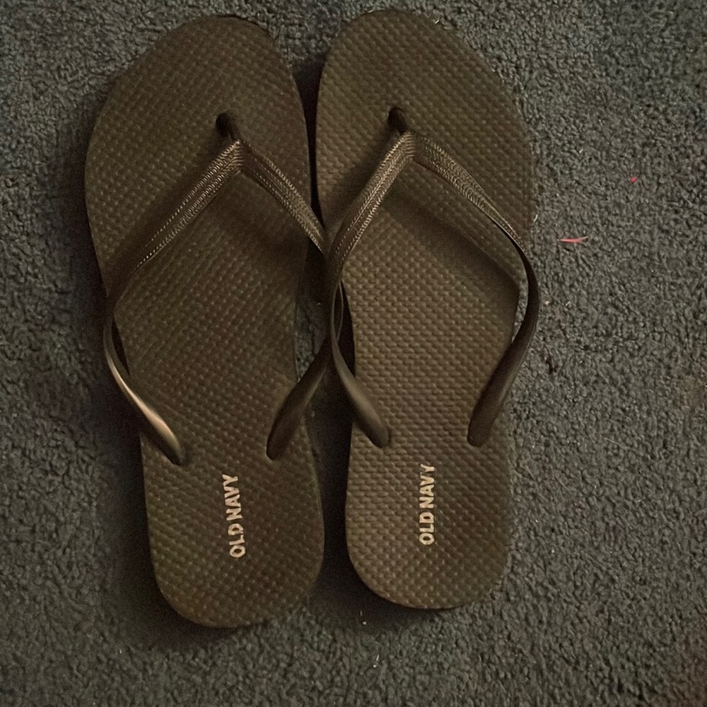 old navy flip flops, size varies could fit 7-8